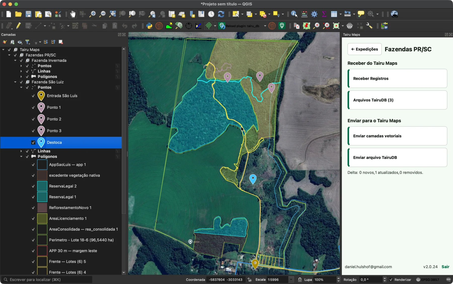 QGIS com a camada Destoca selecionada e o painel Tairu Maps indicando uma atualização pronta para sincronização