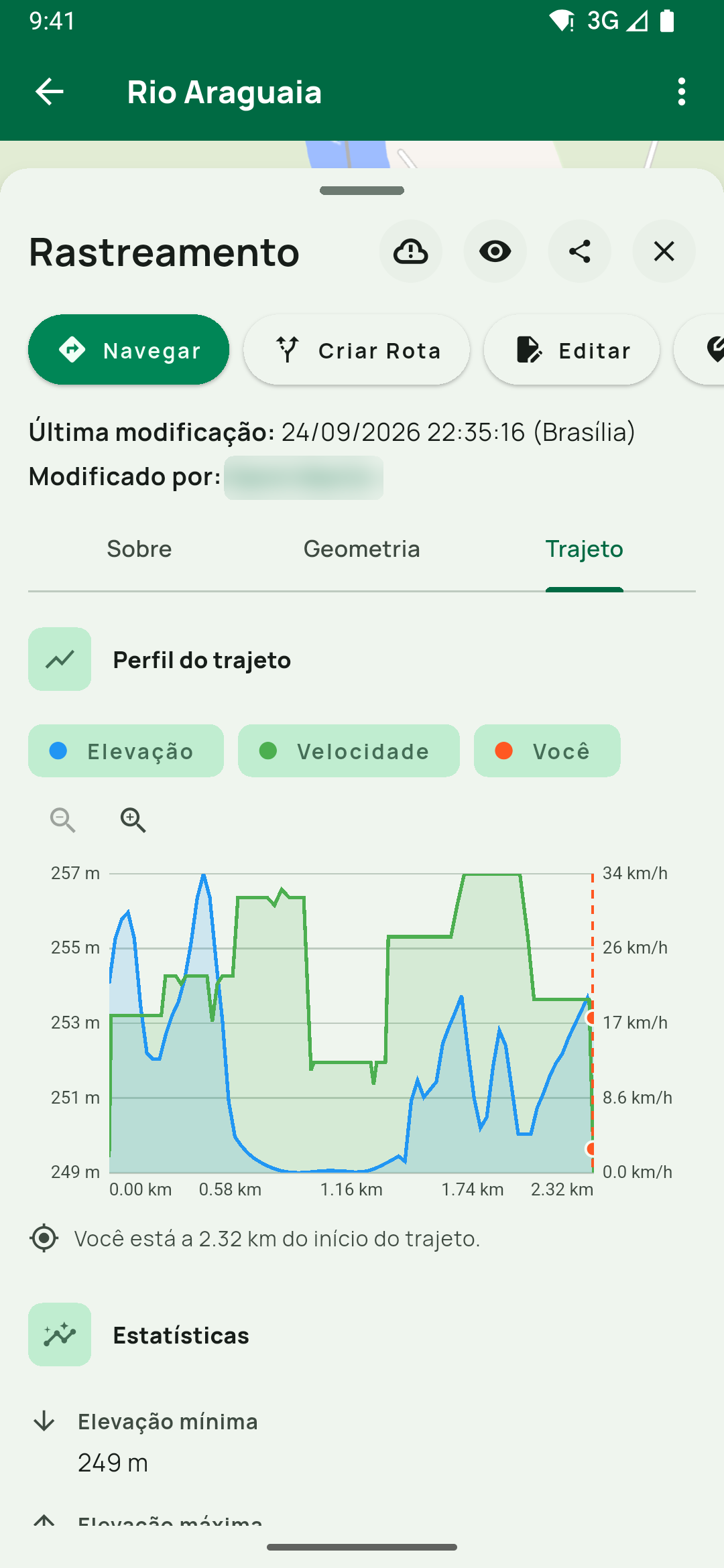 Aba Trajeto de um rastreamento salvo: gráfico com Elevação, Velocidade e o seletor Você (o marcador da sua posição sobre o trajeto), com Você está a 2.32 km do início do trajeto..