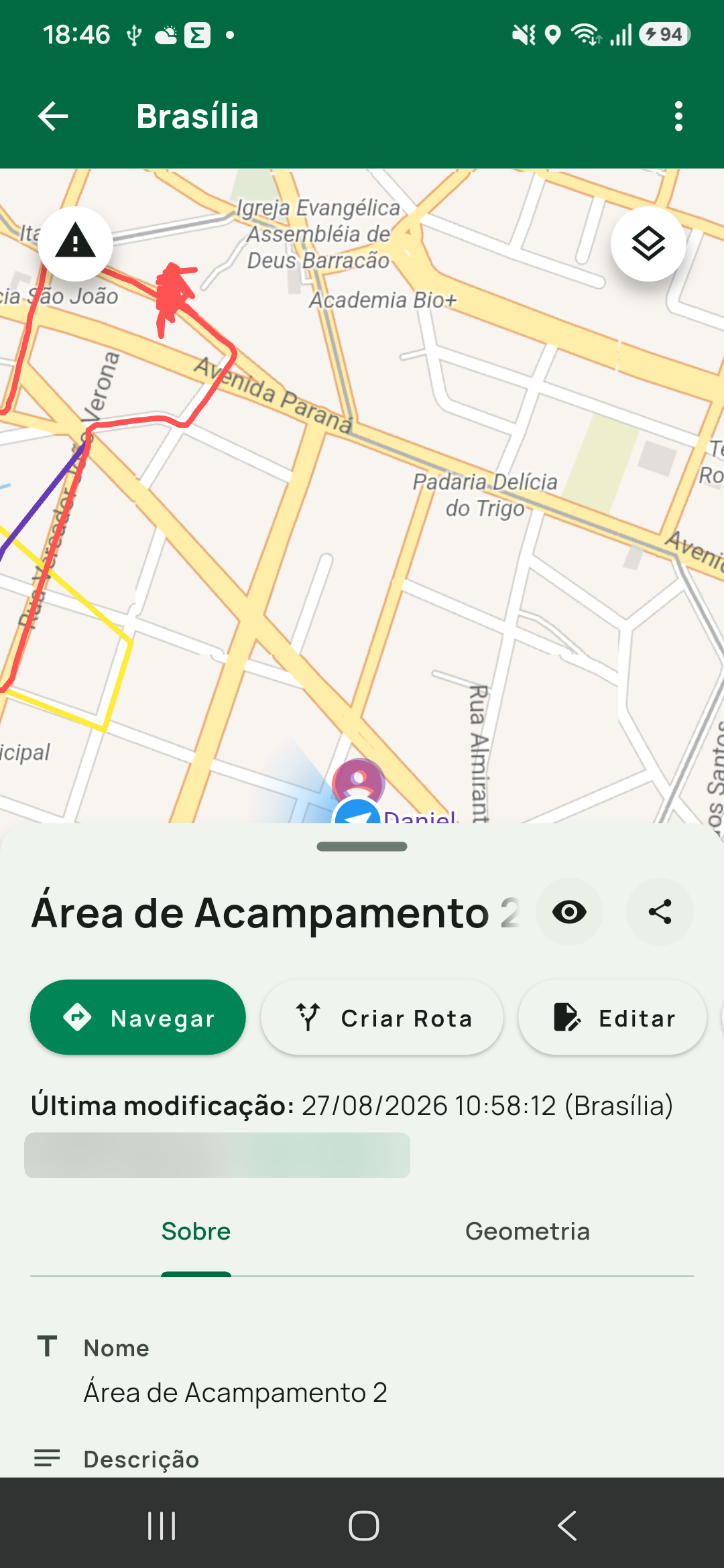 Aba Geometria de um registro de ponto, com Tipo de Geometria: Ponto, a linha Coordenadas e, logo abaixo, Altitude: 796 m — mais Distância do usuário. É a prova de que a altitude ac