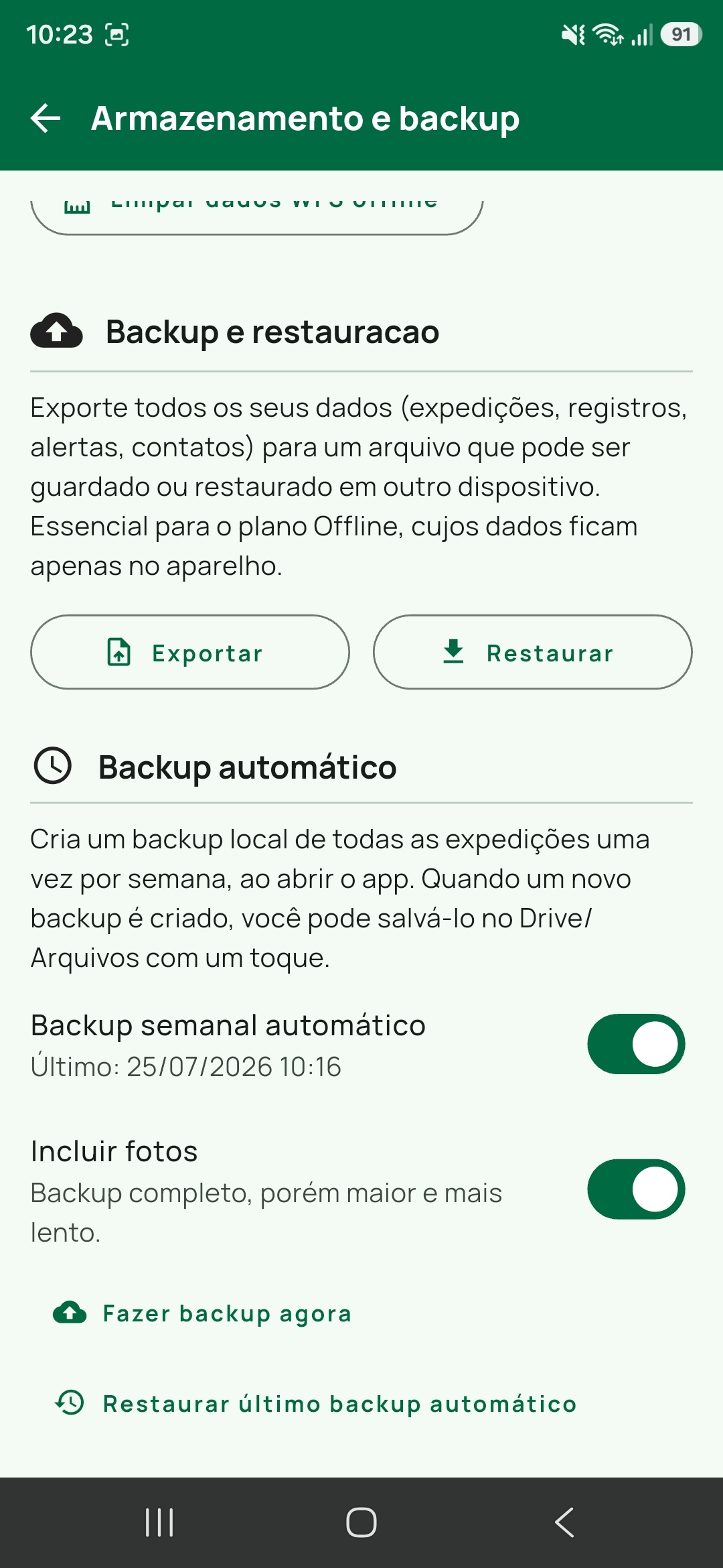 Seção Backup automático com os interruptores Backup semanal automático e Incluir fotos e as ações Fazer backup agora e Restaurar último backup automático.