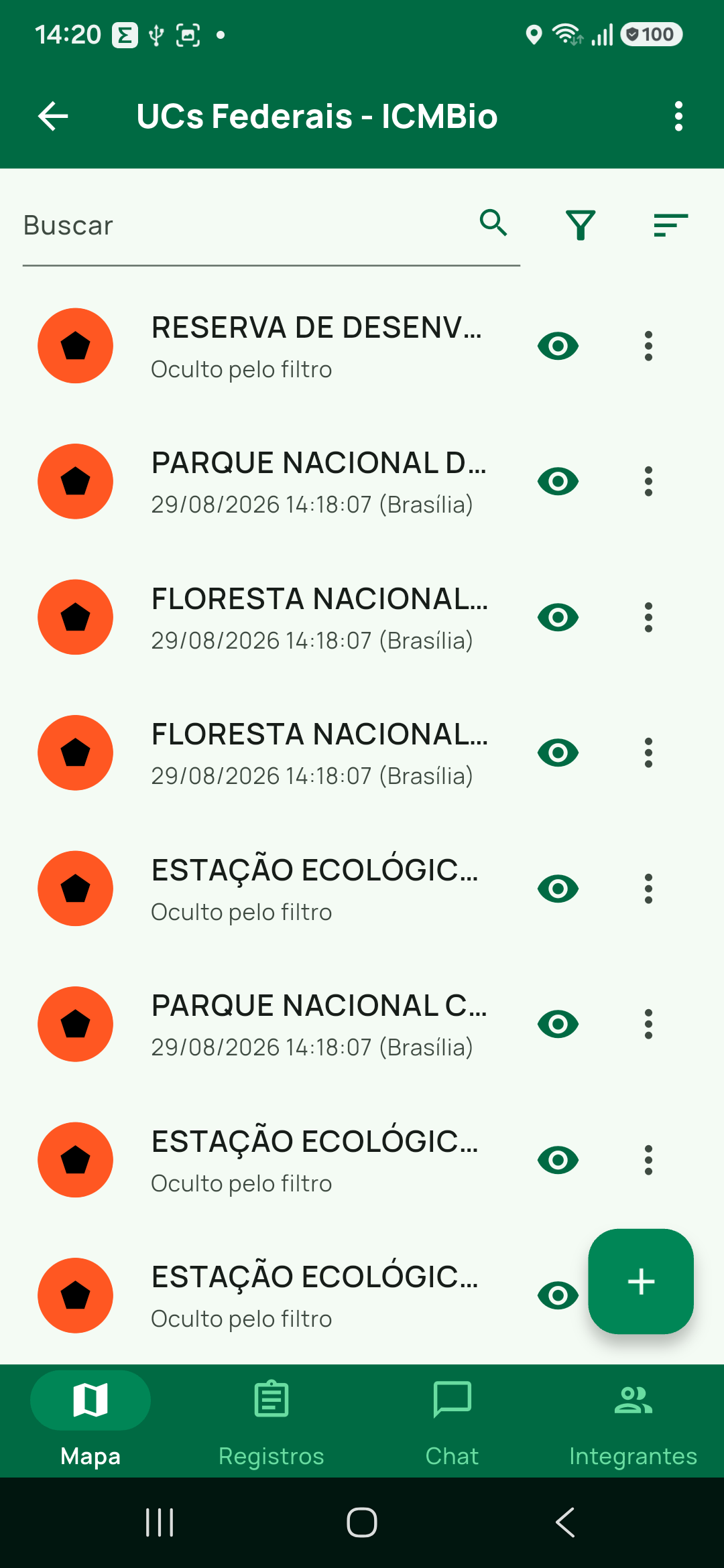Lista de elementos da camada com os dois estados na mesma tela: uma linha com o subtítulo Oculto pelo filtro e, logo abaixo, duas que passaram no filtro com a data normal.