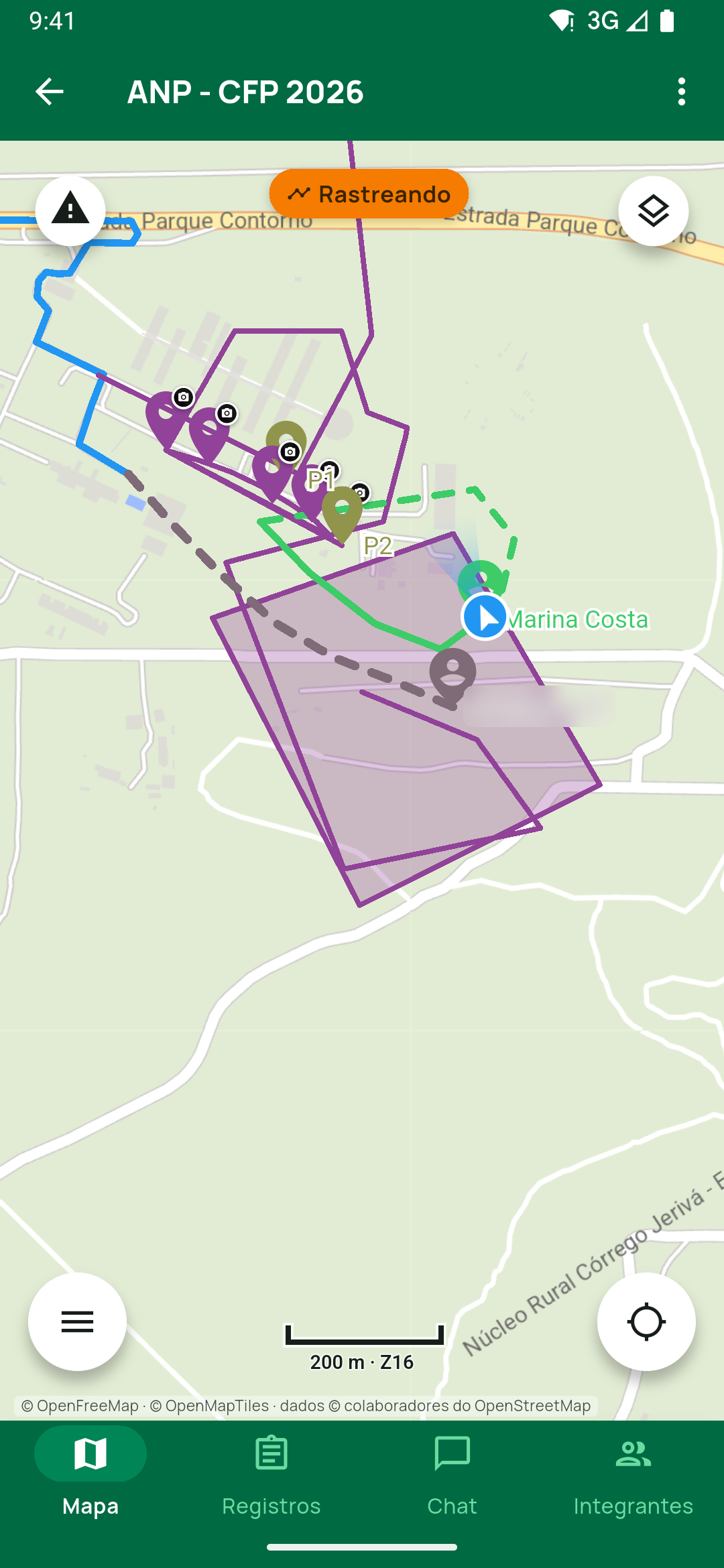 Aba Mapa em tela cheia com dois integrantes rastreando ao vivo — a trilha tracejada de cada um, na cor do integrante — e o selo Rastreando; mostra o botão de camadas no canto super